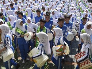 Pementasan Rampak Ember Peringati Hari Guru Nasional Pementasan Rampak Ember Peringati Hari Guru Nasional