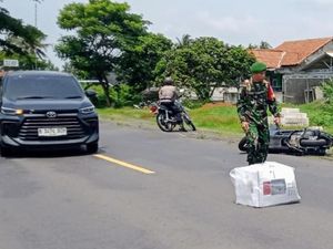 Pemotor Jatuh gegara Hindari Kotak Suara Tercecer di Jalan Daendels Purworejo Pemotor Jatuh gegara Hindari Kotak Suara Tercecer di Jalan Daendels Purworejo