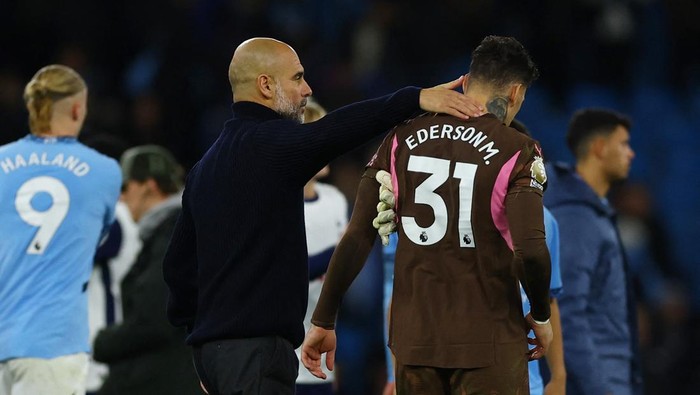 Soccer Football - Premier League - Manchester City v Tottenham Hotspur - Etihad Stadium, Manchester, Britain - November 23, 2024 Manchester City manager Pep Guardiola with Ederson after the match REUTERS/Molly Darlington EDITORIAL USE ONLY. NO USE WITH UNAUTHORIZED AUDIO, VIDEO, DATA, FIXTURE LISTS, CLUB/LEAGUE LOGOS OR 'LIVE' SERVICES. ONLINE IN-MATCH USE LIMITED TO 120 IMAGES, NO VIDEO EMULATION. NO USE IN BETTING, GAMES OR SINGLE CLUB/LEAGUE/PLAYER PUBLICATIONS. PLEASE CONTACT YOUR ACCOUNT REPRESENTATIVE FOR FURTHER DETAILS..
