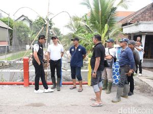 Plt Bupati Sidoarjo Subandi Sidak Titik Rawan Banjir Plt Bupati Sidoarjo Subandi Sidak Titik Rawan Banjir