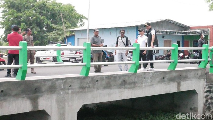 Plt Bupati Sidoarjo Subandi sidak ke Jembatan Kedungpeluk, Kecamatan Candi, Kabupaten Sidoarjo, Minggu (24/11/2024).