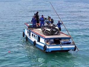 Distribusi Logistik Pilkada ke Pulau Terpencil, Kotak Suara Diikat Pelampung Distribusi Logistik Pilkada ke Pulau Terpencil, Kotak Suara Diikat Pelampung