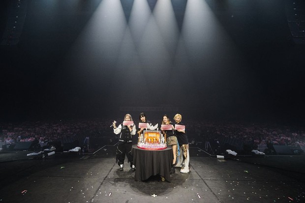 Potret 2NE1 dalam konser 'Welcome Back' di Jakarta