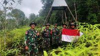 Prajurit TNI Patroli Patok Jaga Batas Teritorial RI-Malaysia