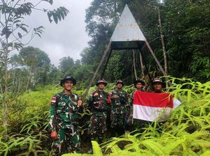 Prajurit TNI Patroli Patok Jaga Batas Teritorial RI-Malaysia Prajurit TNI Patroli Patok Jaga Batas Teritorial RI-Malaysia