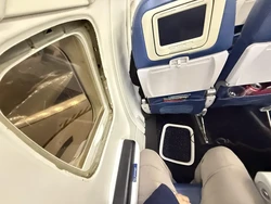 Kaget! Bingkai Jendela Pesawat Copot Saat Mendarat