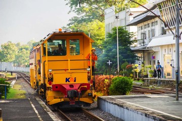 Rel Kereta 'Disisir' Jelang Liburan Natal dan Tahun Baru