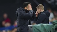 Pada beberapa kesempatan pula mantan pelatih Sporting itu menutupi wajah. Foto: AP/Dave Shopland