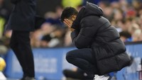 Salah satu momen Amorim menutupi wajah sambil berjongkok. Foto: AP/Dave Shopland
