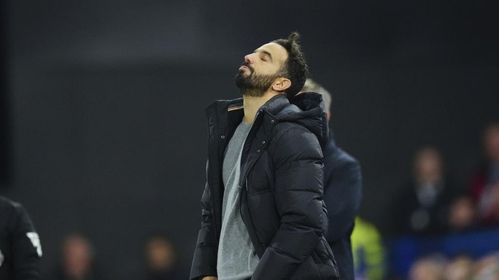 Manchester Uniteds head coach Ruben Amorim reacts during the English Premier League soccer match between Ipswich Town and Manchester United at Portman Road stadium in Ipswich, England, Sunday, Nov. 24, 2024. (AP Photo/Dave Shopland)