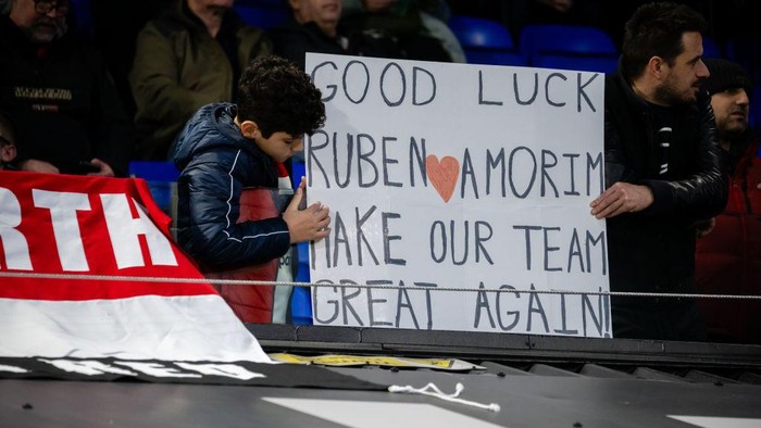 IPSWICH, ENGLAND - NOVEMBER 24:   Manchester United fans hold a sign for Manchester United Head Coach / Manager Ruben Amorim prior to the Premier League match between Ipswich Town FC and Manchester United FC at Portman Road on November 24, 2024 in Ipswich, United Kingdom. (Photo by Ash Donelon/Manchester United via Getty Images)
