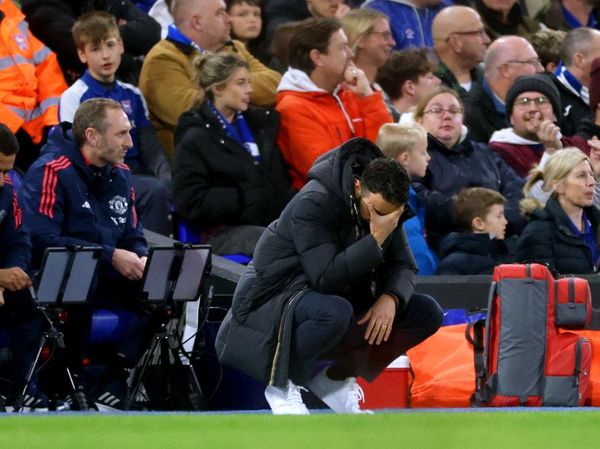 Ragam Ekspresi Ruben Amorim Debut Latih MU: Tengadah, Tutupi Wajah