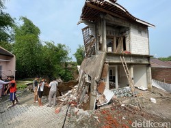 Rumah di Ponorogo Nyaris Ambrol gegara Pondasi Tergerus Aliran Sungai