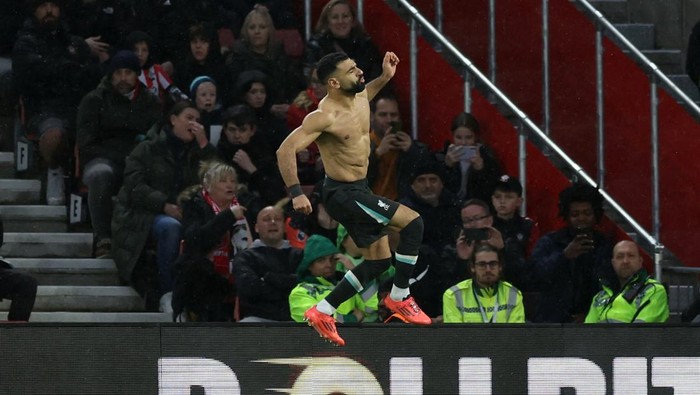 Soccer Football - Premier League - Southampton v Liverpool - St Marys Stadium, Southampton, Britain - November 24, 2024  Liverpools Mohamed Salah celebrates scoring their third goal Action Images via Reuters/Paul Childs EDITORIAL USE ONLY. NO USE WITH UNAUTHORIZED AUDIO, VIDEO, DATA, FIXTURE LISTS, CLUB/LEAGUE LOGOS OR LIVE SERVICES. ONLINE IN-MATCH USE LIMITED TO 120 IMAGES, NO VIDEO EMULATION. NO USE IN BETTING, GAMES OR SINGLE CLUB/LEAGUE/PLAYER PUBLICATIONS. PLEASE CONTACT YOUR ACCOUNT REPRESENTATIVE FOR FURTHER DETAILS..