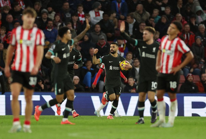 Soccer Football - Premier League - Southampton v Liverpool - St Marys Stadium, Southampton, Britain - November 24, 2024  Liverpools Mohamed Salah celebrates scoring their second goal Action Images via Reuters/Paul Childs EDITORIAL USE ONLY. NO USE WITH UNAUTHORIZED AUDIO, VIDEO, DATA, FIXTURE LISTS, CLUB/LEAGUE LOGOS OR LIVE SERVICES. ONLINE IN-MATCH USE LIMITED TO 120 IMAGES, NO VIDEO EMULATION. NO USE IN BETTING, GAMES OR SINGLE CLUB/LEAGUE/PLAYER PUBLICATIONS. PLEASE CONTACT YOUR ACCOUNT REPRESENTATIVE FOR FURTHER DETAILS..
