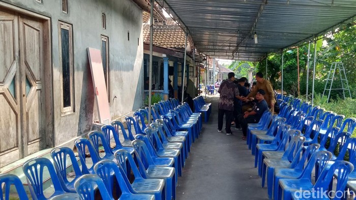 Suasana rumah sedih siswa SD tewas tersetrum Suasana rumah sedih siswa SD tewas tersetrum dikala main bola, Senin (25/11/2024).