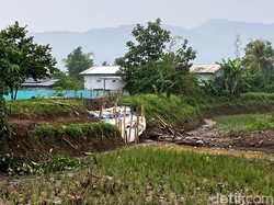 Tanggul yang Jebol di Sungai Cisunggalah Ditambal Sementara