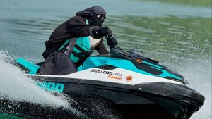 Gaya Umi Pipik Naik Jetski, Cadar dan Baju Syari Bukan Halangan