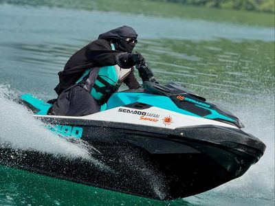 Gaya Umi Pipik Naik Jetski, Cadar dan Baju Syari Bukan Halangan