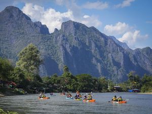 Vang Vieng Surga Backpacker di Laos Vang Vieng Surga Backpacker di Laos