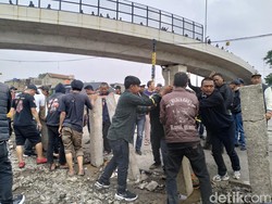 7 Fakta Aksi Warga Bongkar Benteng Perlintasan KA di Ciroyom