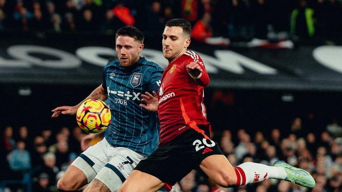 IPSWICH, ENGLAND - NOVEMBER 24: Diogo Dalot of Manchester United in action with Wes Burns of Ipswich Town during the Premier League match between Ipswich Town FC and Manchester United FC at Portman Road on November 24, 2024 in Ipswich, England. (Photo by Zohaib Alam - MUFC/Manchester United via Getty Images)