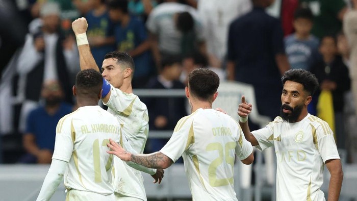 AL KHOR, QATAR - NOVEMBER 25: Cristiano Ronaldo of Al-Nassr celebrates scoring his teams third goal with teammates during the AFC Champions League Elite match between Al-Gharafa and Al-Nassr at Al Bayt Stadium on November 25, 2024 in Al Khor, Qatar. (Photo by Yasser Bakhsh/Getty Images)
