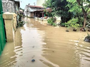 Warga Sebut Banjir di Medan Hari Ini yang Terburuk Warga Sebut Banjir di Medan Hari Ini yang Terburuk