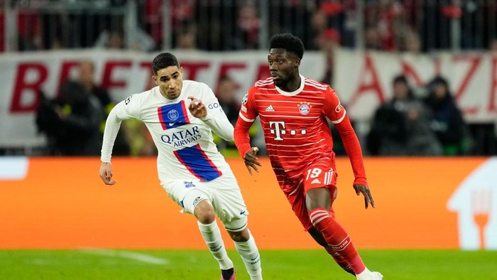 Alphonso Davies left-back of Bayern Munich and Canada and Achraf Hakimi right-back of PSG and Morocco compete for the ball during the UEFA Champions League round of 16 leg two match between FC Bayern München and Paris Saint-Germain at Allianz Arena on March 8, 2023 in Munich, Germany. (Photo by Jose Breton/Pics Action/NurPhoto via Getty Images)