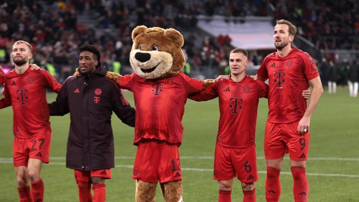 Soccer Football - Bundesliga - Bayern Munich v FC Augsburg - Allianz Arena, Munich, Germany - November 22, 2024 Bayern Munichs Harry Kane and teammates celebrate with the mascot after the match REUTERS/Leonhard Simon DFL REGULATIONS PROHIBIT ANY USE OF PHOTOGRAPHS AS IMAGE SEQUENCES AND/OR QUASI-VIDEO.