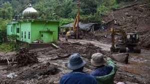 Penampakan Longsor Tutupi Badan Jalan di Karo