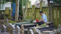 Bobby Ziarah ke Makam Ayah Jelang Hari Pencoblosan