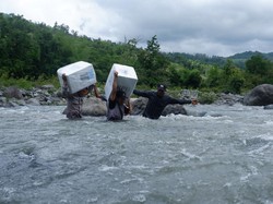 Polisi Seberangi Sungai-Jalan 2 Km Kawal Distribusikan Logistik Pilkada Maros