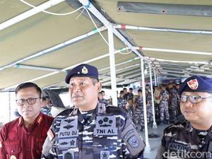 Masuk Musim Hujan, Lantamal VII Distribusi Kasur-Selimut ke Korban Lewotobi Masuk Musim Hujan, Lantamal VII Distribusi Kasur-Selimut ke Korban Lewotobi