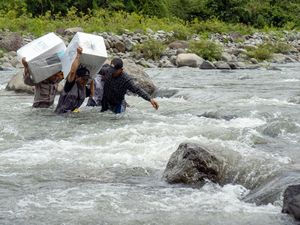 Jalan Terjal Distribusi Logistik Pilkada 2024 ke Pelosok Maros
