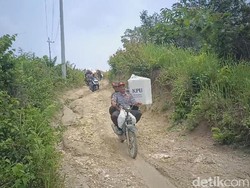 Distribusi Logistik Dusun Terpencil Bojonegoro Tempuh 6 Km Jalan Berlumpur