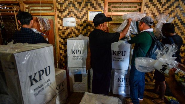 Anggota Panitia Pengawas Pemilihan Kecamatan (Panwascam) mengecek logistik Pilkada 2024 sebelum di distribusikan di Desa Kanekes, Lebak, Banten, Selasa (26/11/2024). Distribusi logistik pemilihan Gubernur-Wakil Gubernur Banten dan pemilihan Bupati-Wakil Bupati Kabupaten Lebak di pedalaman Suku Badui tersebut ditempuh dengan berjalan kaki di 16 TPS dengan jarak terjauh sekitar sepanjang 10 kilometer. ANTARA FOTO/Muhammad Bagus Khoirunas/rwa.