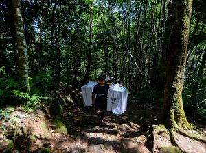 Melihat Distribusi Logistik Pilkada di Pedalaman Suku Badui