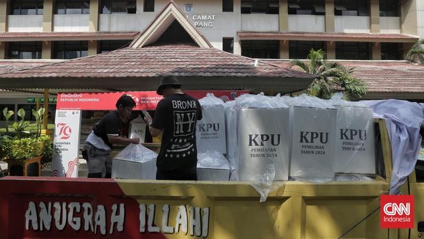 Petugas melakukan distribusi logistik pilkada 2024 ke sejumlah kantor rukun warga, Kecamatan Tanah Abang, Jakarta, Selasa, 26 November 2024. (CNN Indonesia/Adhi Wicaksono)