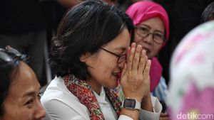 Ekspresi Istri Usai Hakim Tolak Praperadilan Tom Lembong