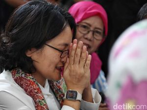 Ekspresi Istri Usai Hakim Tolak Praperadilan Tom Lembong Ekspresi Istri Usai Hakim Tolak Praperadilan Tom Lembong