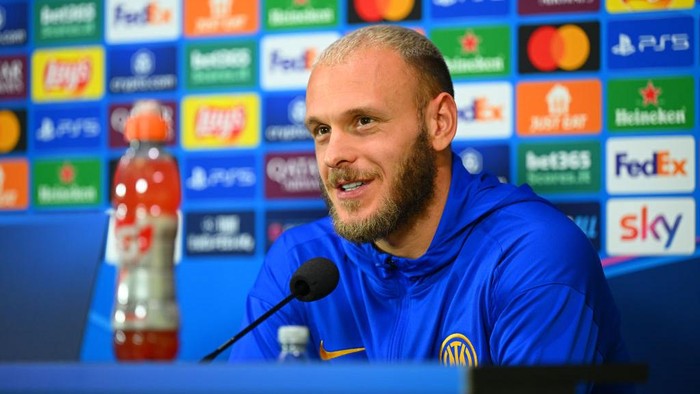 MILAN, ITALY - NOVEMBER 25: Federico Dimarco of FC Internazionale speaks to the media during the UEFA Champions League 2024/25 League Phase MD5 press conference at Stadio Giuseppe Meazza in San Siro on November 25, 2024 in Milan, Italy. (Photo by Mattia Pistoia - Inter/Inter via Getty Images)