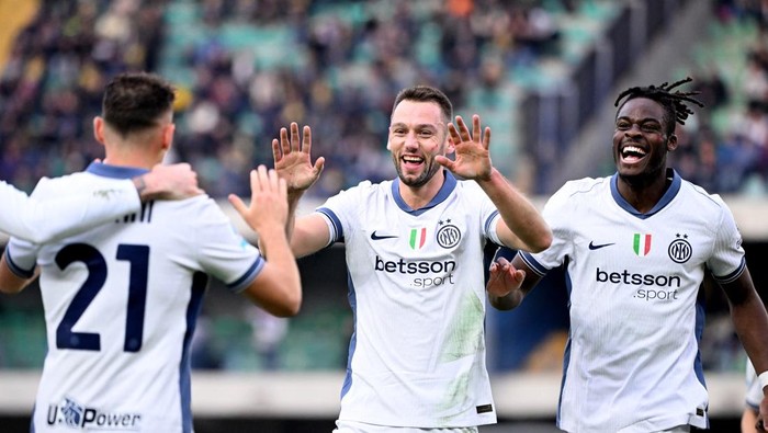 Soccer Football - Serie A - Hellas Verona v Inter Milan - Stadio Marcantonio Bentegodi, Verona, Italy - November 23, 2024 Inter Milans Stefan de Vrij celebrates scoring their fourth goal with Kristjan Asllani and Yann Aurel Bisseck REUTERS/Alberto Lingria