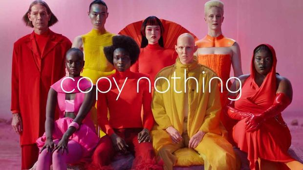 Jaguar meluncurkan kampanye rebranding 'Copy Nothing' seiring peralihan perusahaan menjadi merek cuma memasarkan kendaraan beroda empat listrik.