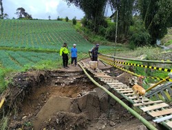 Jembatan Penghubung 2 Desa di Kertasari Ambruk, Aktivitas Warga Terganggu