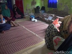 Jasad Siswa SD Subang Korban Bully Tiba di Rumah Duka, Keluarga Menangis