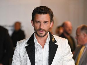 Video: Jonathan Bailey Jadi Pria Terseksi di Dunia 2025