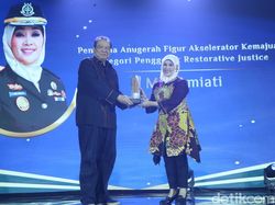 Kajati Jatim Mia Amiati Raih Kategori Penggerak Restorative Justice Kajati Jatim Mia Amiati Raih Kategori Penggerak Restorative Justice