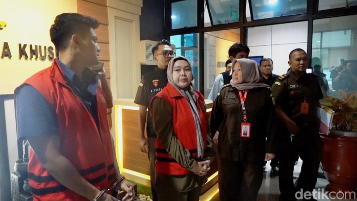 Kejati Jawa Barat menahan dua petinggi Yayasan Margasatwa Tamansari Bandung selaku pengelola Kebun Binatang atau Bunbin Bandung, RBB dan S. Kejati Jawa Barat menahan dua petinggi Yayasan Margasatwa Tamansari Bandung selaku pengelola Kebun Binatang atau Bunbin Bandung, RBB dan S.
