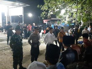 Motif Keributan di Sampang gegara KPPS Dilarang Sebar Undangan Coblosan Motif Keributan di Sampang gegara KPPS Dilarang Sebar Undangan Coblosan